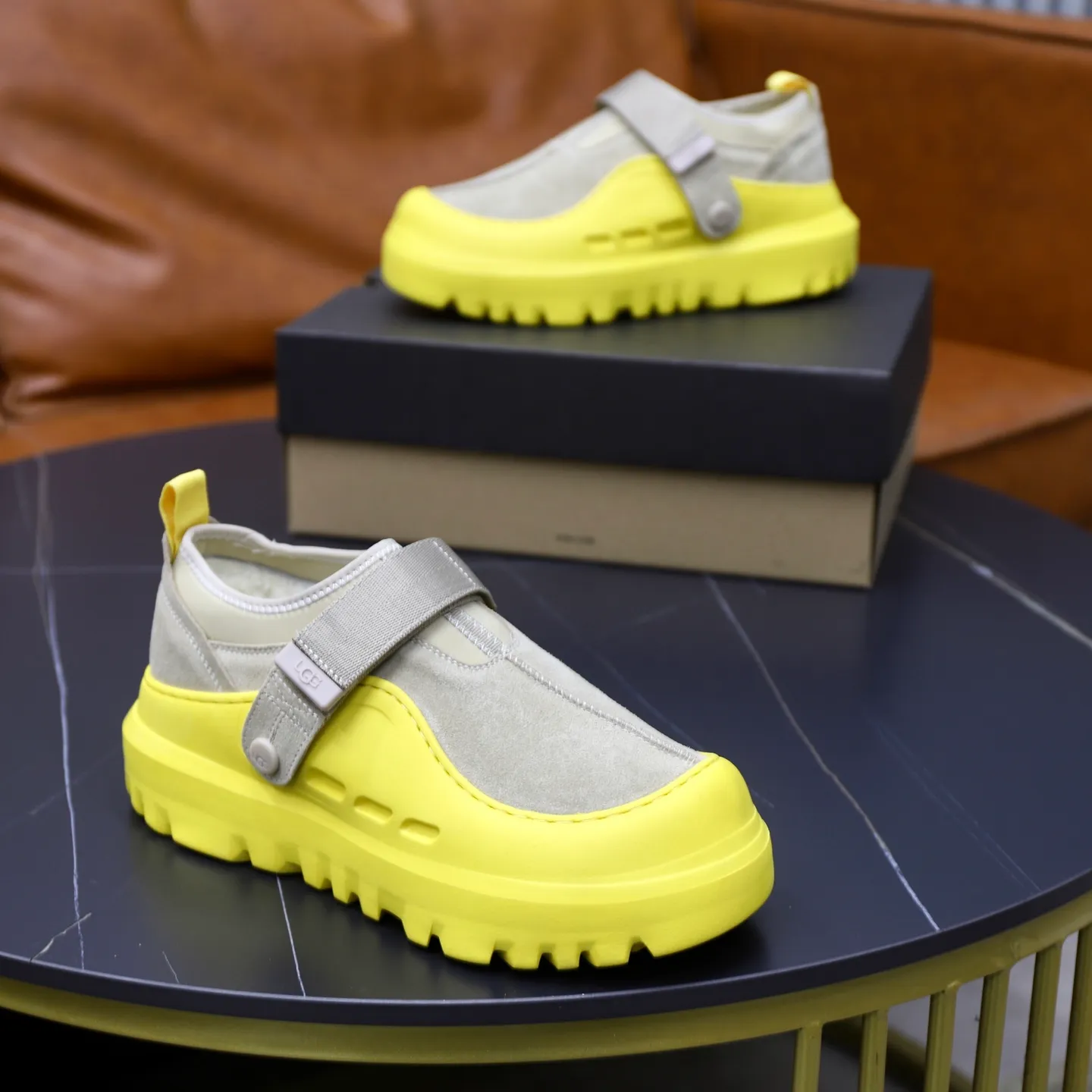 Ex-factory price: 580 for couples👫💰Thick wool imported from Australia Brand: UGG genuine purchasing agent Size: 35-45 (45 customized) Grade: Official website 1:1 Material: First layer of genuine leather waterproof and antifreeze upper Real wool lining Original non-slip and wear-resistant outsole Style category: Men's casual shoes Trendy style Comfortable on the feet Color: Official website color synchronization